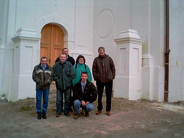 Ispred crkve sv. Filipa i Jakova u Vukovaru